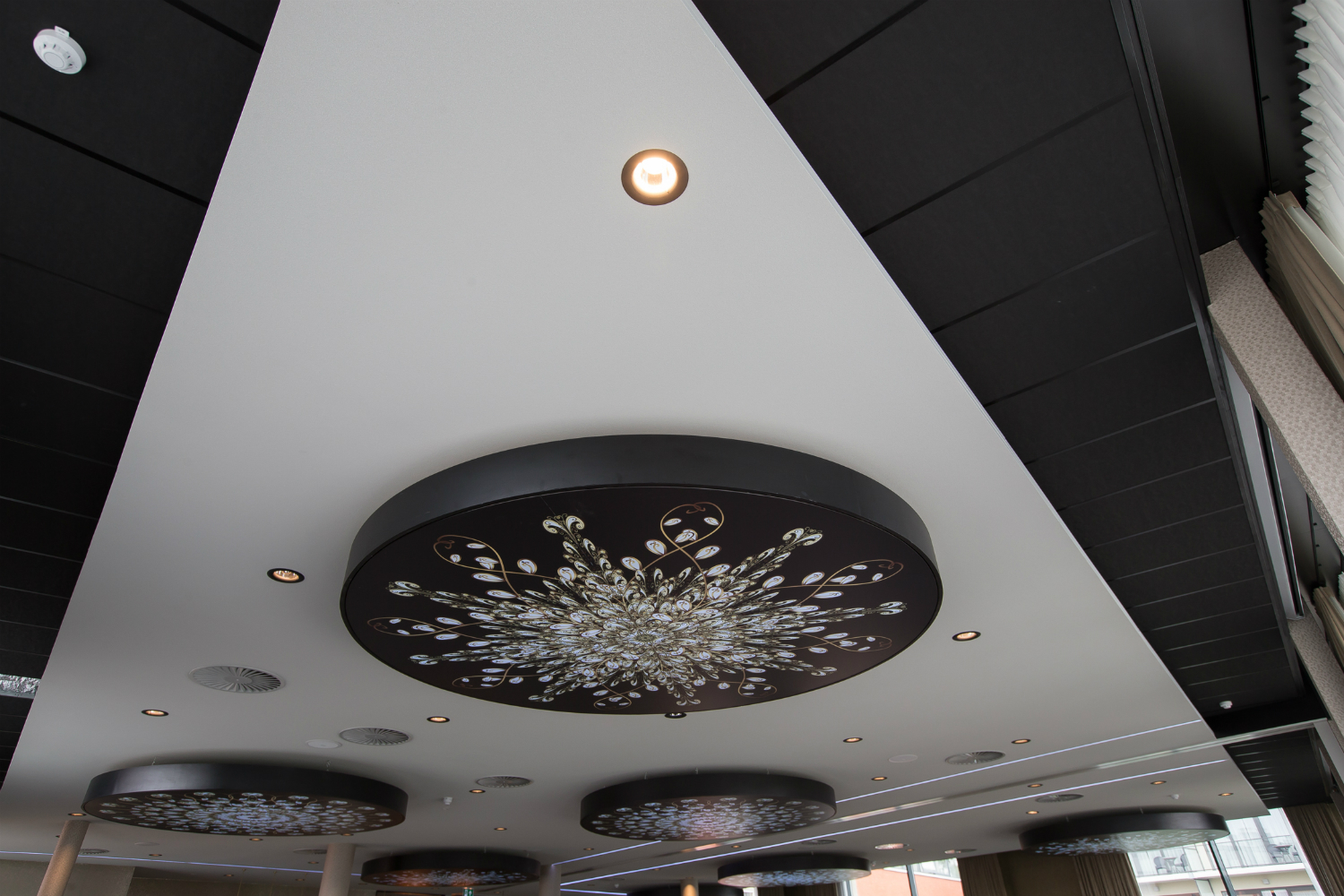 Armstrong ELEGANZA™ Naadloze akoestiek in Hotel Van der Valk, Breda Armstrong ELEGANZA™ Naadloze akoestiek in Hotel Van der Valk, Breda