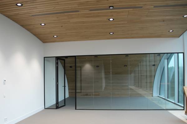 Distributiecentrum "NewLogic III" met massief houten Derako lineair plafond