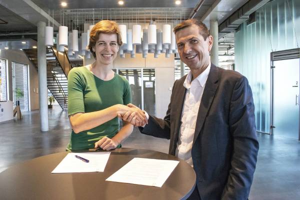 Adrienne Vertooren, CEO van Merford, en Eric Bertrand, Business Director Technical Foams bij Recticel, schudden elkaar de hand na het ondertekenen van de overeenkomst.