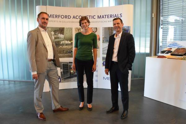 Rob Wijnschenk, General Manager van Merford Acoustic Materials, en Adrienne Vertooren, CEO van Merford, en Eric Bertrand, Business Director Technical Foams bij Recticel