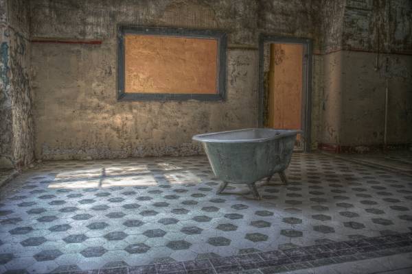 Photo by Martin Damboldt from Pexels (https://www.pexels.com/photo/bathtub-lost-place-marodistan-room-799097/)