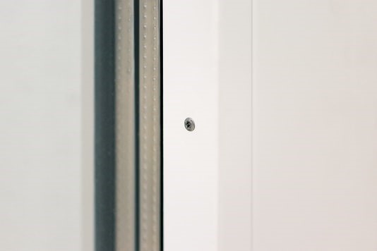 Bij het bevestigen van glaslatten in ramen en deuren kan met de vloerschroef een fraaie afwerking worden gerealiseerd. (Foto: HECO-Schrauben)