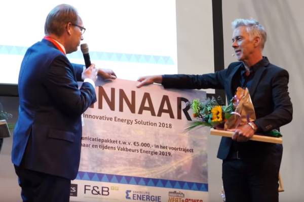 Uitreiking award aan TripleSolar-directeur Cees Mager