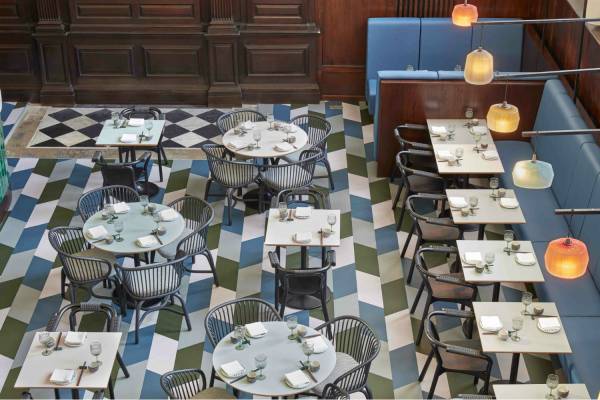 Bovenaanzicht van de superduurzame Marmoleumvloer van Forbo Flooring en het fraaie Duddells restaurant dat gehuisvest is in een oude kerk
