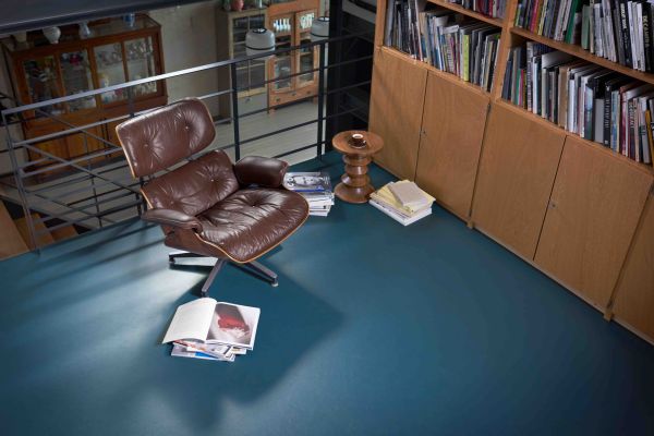 Fraai blauw Marmoleum van Forbo Flooring in de studiekamer