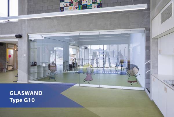 glaswand met kindertekeningen