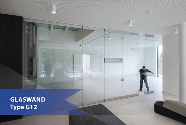 man plaatst glaswand