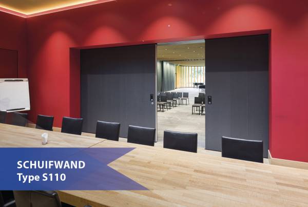 zwarte schuifwand in rode muur