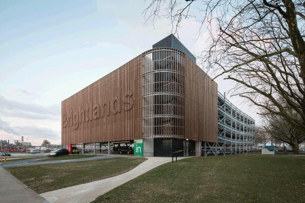 houten gevel parkeergarage Brightlands