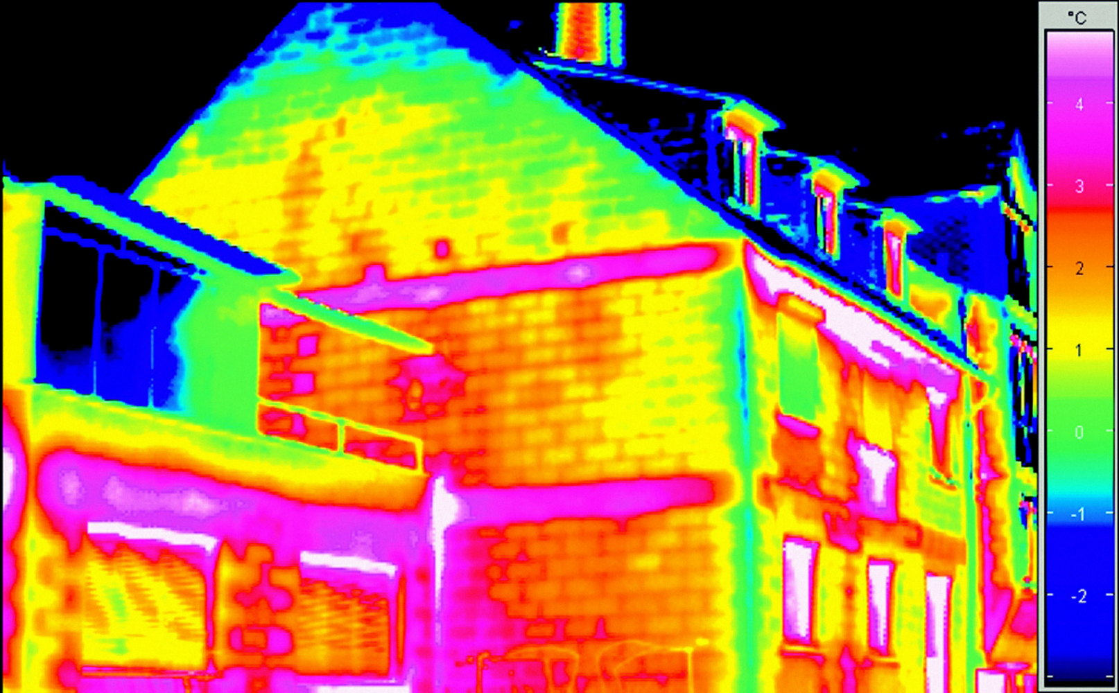 Warmtebeelden van woning vóór gevelisolatie Warmtebeelden van woning vóór gevelisolatie