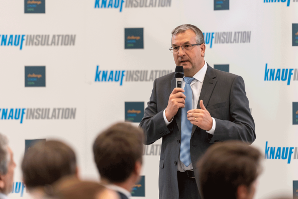 Pierre-Yves Jeholet, Minister van Economie, Industrie en Werkgelegenheid, complimenteert Knauf Insulation met haar commitment op het gebied van duurzaamheid