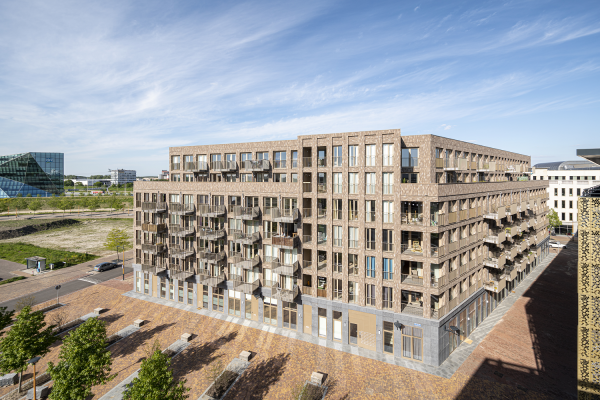 Reykjavik is een woongebouw in het hart van Leidsche Rijn Centrum Noord in Utrecht. Het gebouw is voorzien van het Steigerloos®-systeem van WEBO afgewerkt met de minerale steenstrips van Sto