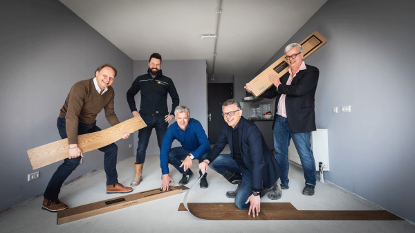 vlnr: Dennis van Groeningen (Vlaq Groep), Alexander Brandjes (Vlaq Groep), Daan Jonkhout (Forbo Flooring), Michiel Vrijman (Greystar), Nico Oudendijk (Forbo Flooring)