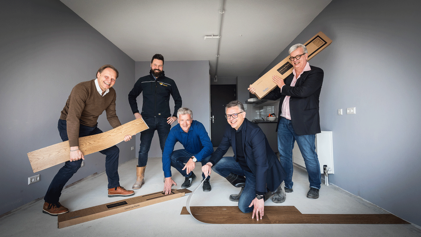 vlnr: Dennis van Groeningen (Vlaq Groep), Alexander Brandjes (Vlaq Groep), Daan Jonkhout (Forbo Flooring), Michiel Vrijman (Greystar), Nico Oudendijk (Forbo Flooring) vlnr: Dennis van Groeningen (Vlaq Groep), Alexander Brandjes (Vlaq Groep), Daan Jonkhout (Forbo Flooring), Michiel Vrijman (Greystar), Nico Oudendijk (Forbo Flooring)