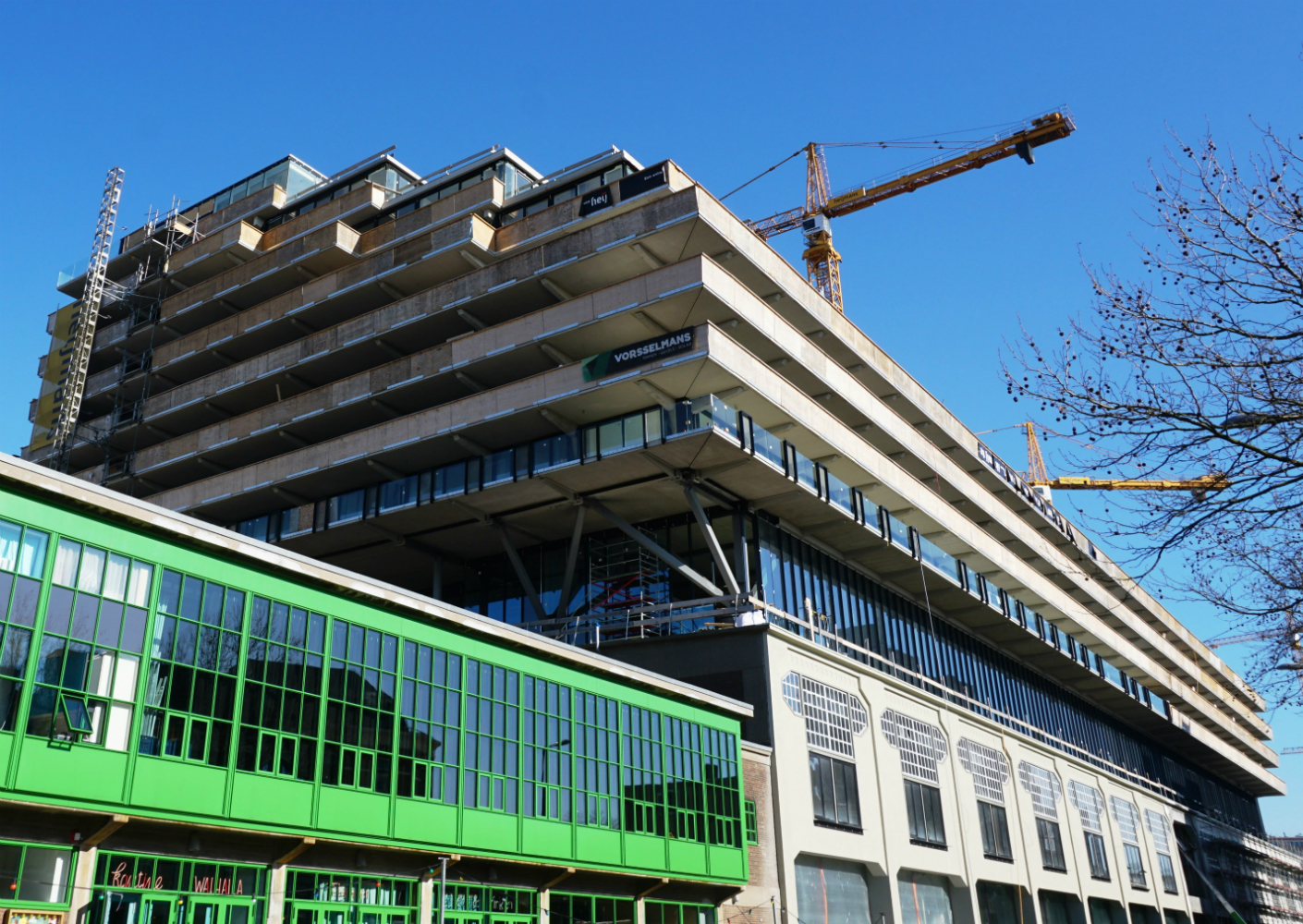 De ‘incisielaag’ is extra hoog en heeft een glazen gevel. De appartementen in deze bouwlaag zijn gesitueerd tussen de stalen vakwerken van de tafelconstructie.