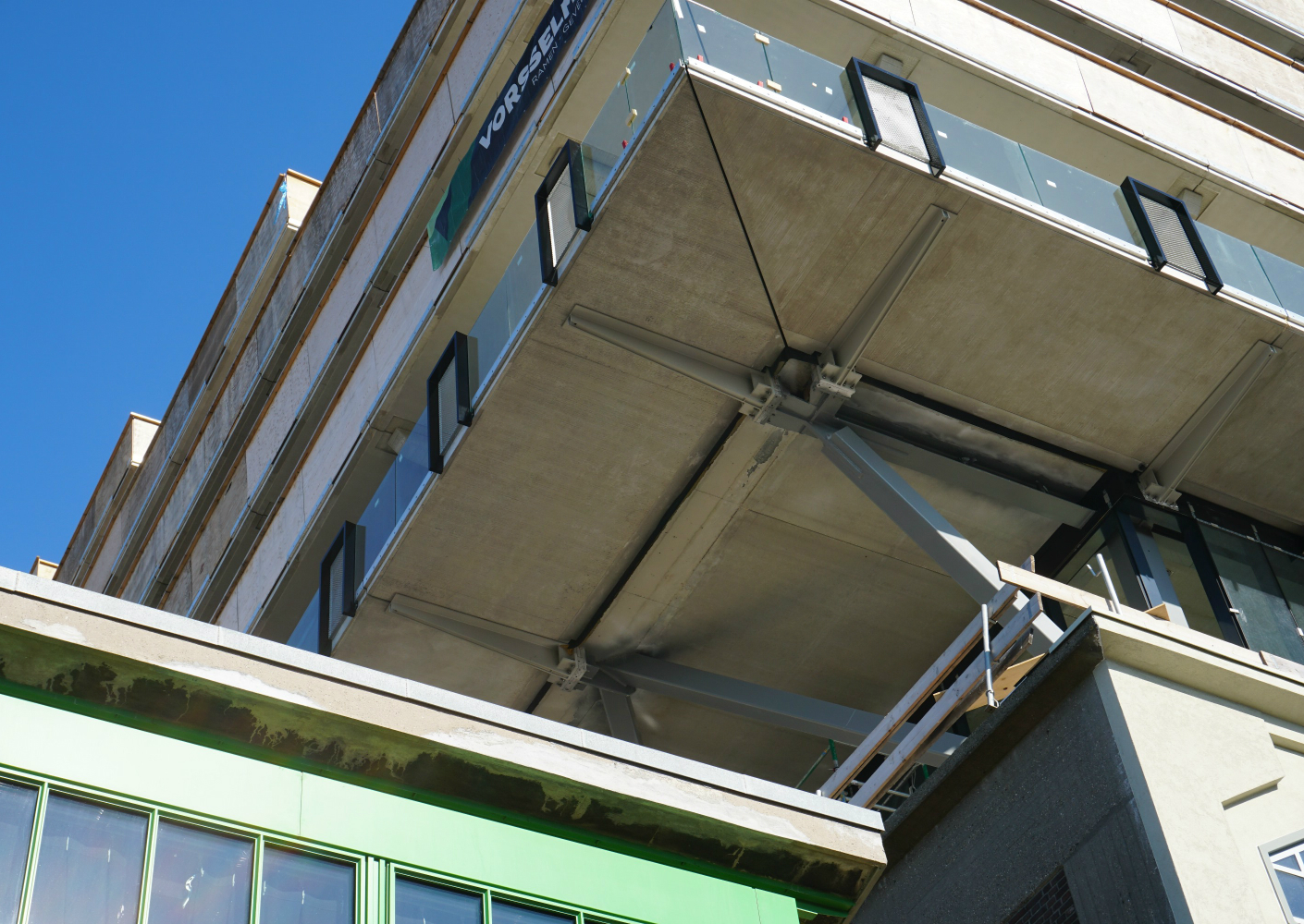 Op de koppen van het gebouw is de staalconstructie met uitkragende schoren een prominent onderdeel van de architectuur. Op de koppen van het gebouw is de staalconstructie met uitkragende schoren een prominent onderdeel van de architectuur.