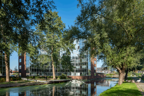 De kantoorpanden Prinsenpoort zijn door architectenbureau Rutten van de Weijden getransformeerd tot 91 appartementen die harmoniëren met de omgeving. (Foto: Ossip van Duivenbode, Rotterdam)