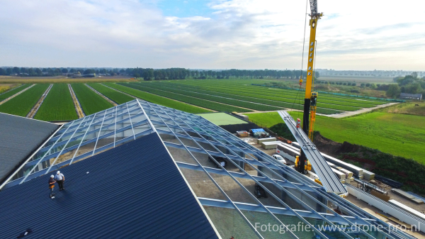 Nieuwe Ondagrip® geïsoleerde sandwichpanelen voor agrarische gebouwen zijn voorzien van een unieke matte coating. Deze geeft het dak een natuurlijke uitstraling die past in een landelijke omgeving