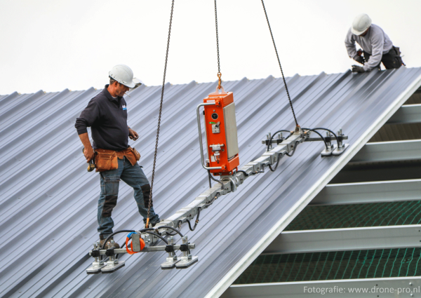 Anti-slip coating op Ondagrip® geïsoleerde sandwichpanelen zorgt voor extra grip zodat monteren snel en veilig verloopt