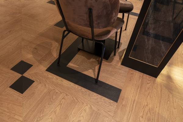 Simply Fish: detail Allura Wood vloer van Forbo Flooring. Foto: Michael van Oosten