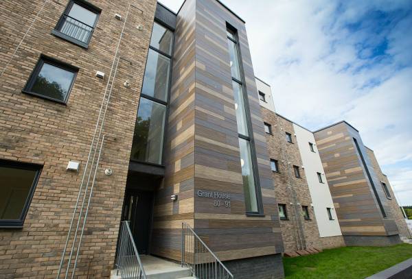 Grant House, the Plaza, Aberdeen, Schotland - gevelbekleding Rockpanel Woods