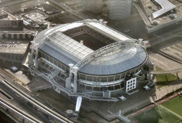 Amsterdam Arena met open schuifdak