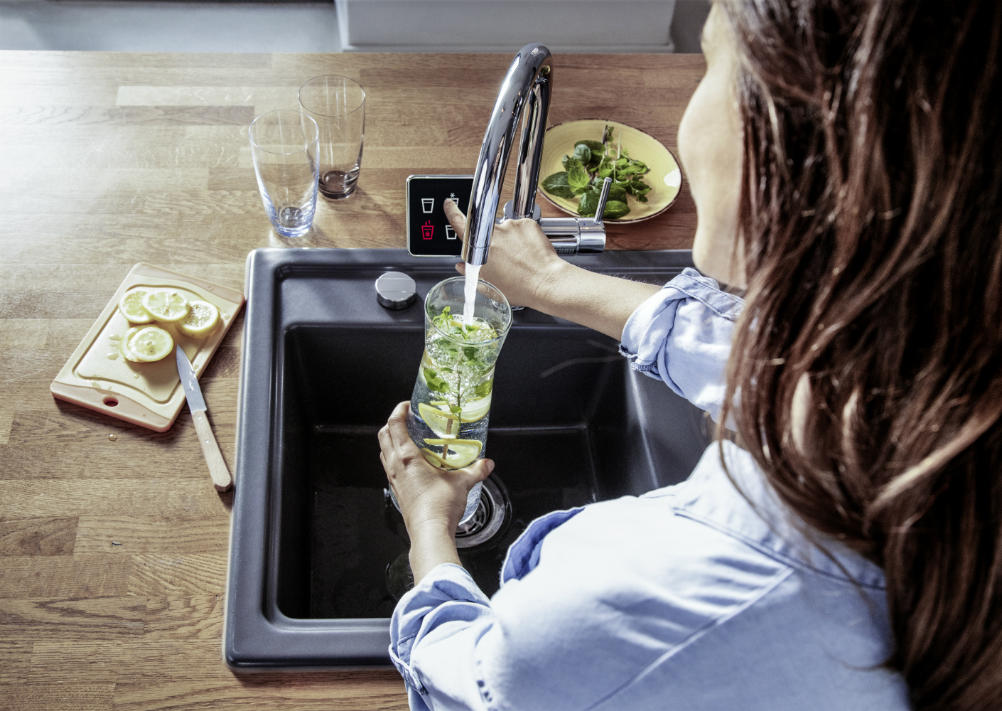 REHAU ReSource+ kraan levert gefilterd koud plat water, bruisend water en kokend heet water REHAU ReSource+ kraan levert gefilterd koud plat water, bruisend water en kokend heet water