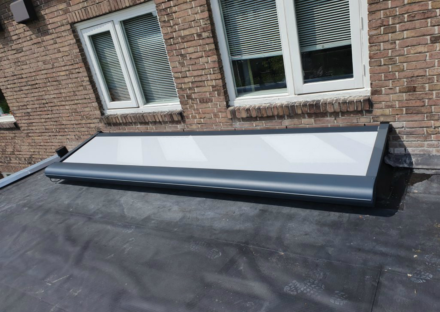 Vlakkelichtkoepels met buiten- of binnenzonwering Vlakkelichtkoepels met buiten- of binnenzonwering