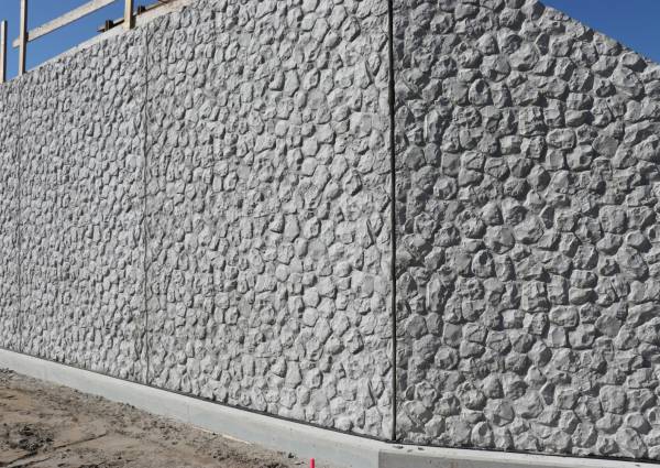 Kademuren met traditionele basalt in (prefab) beton