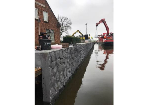 Kademuren met traditionele basalt in (prefab) beton