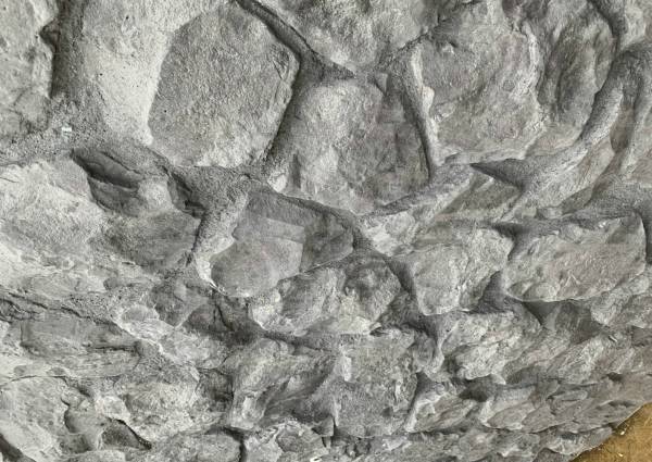Kademuren met traditionele basalt in (prefab) beton