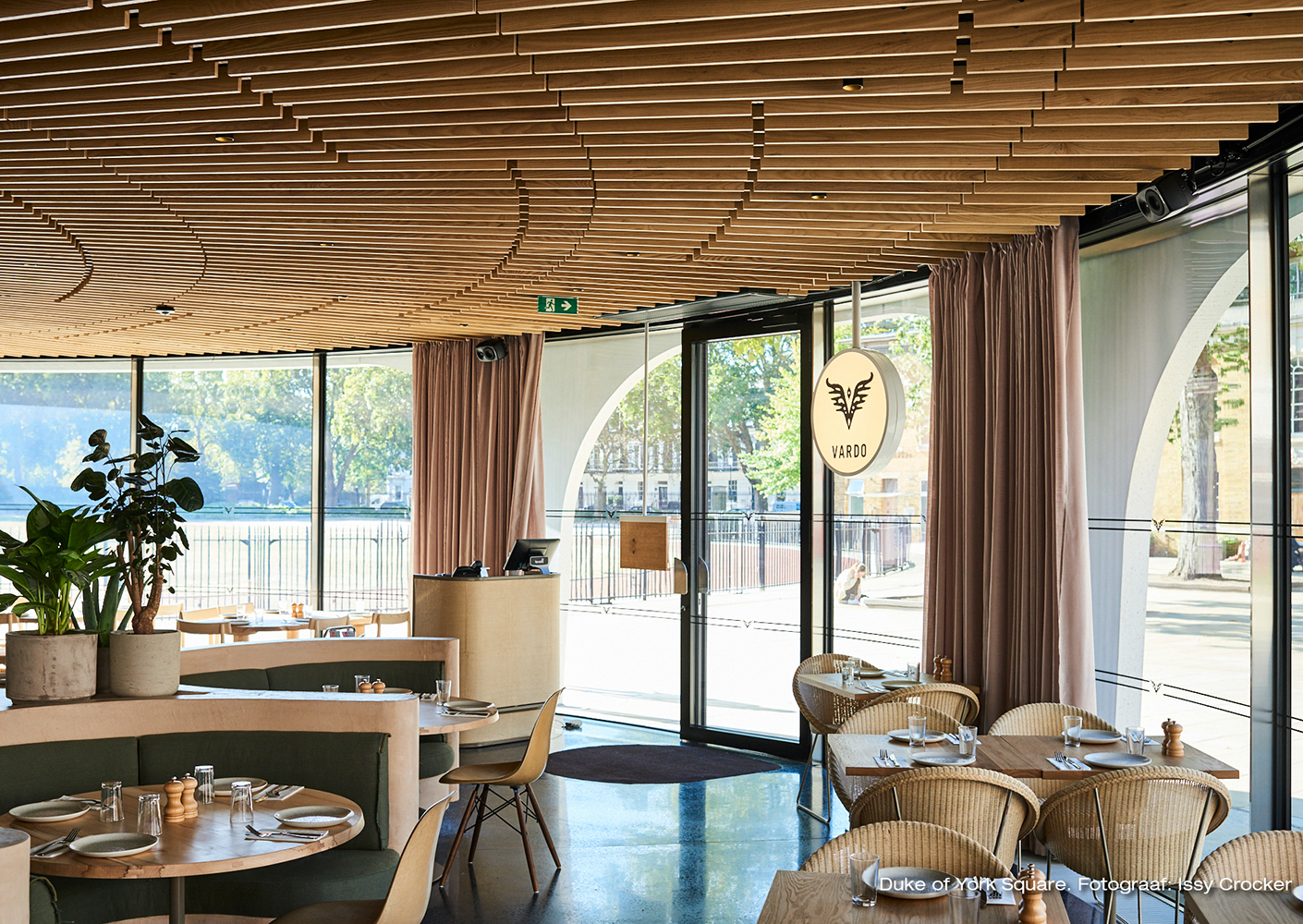 Spiraalvormig massief houten plafond Spiraalvormig massief houten plafond