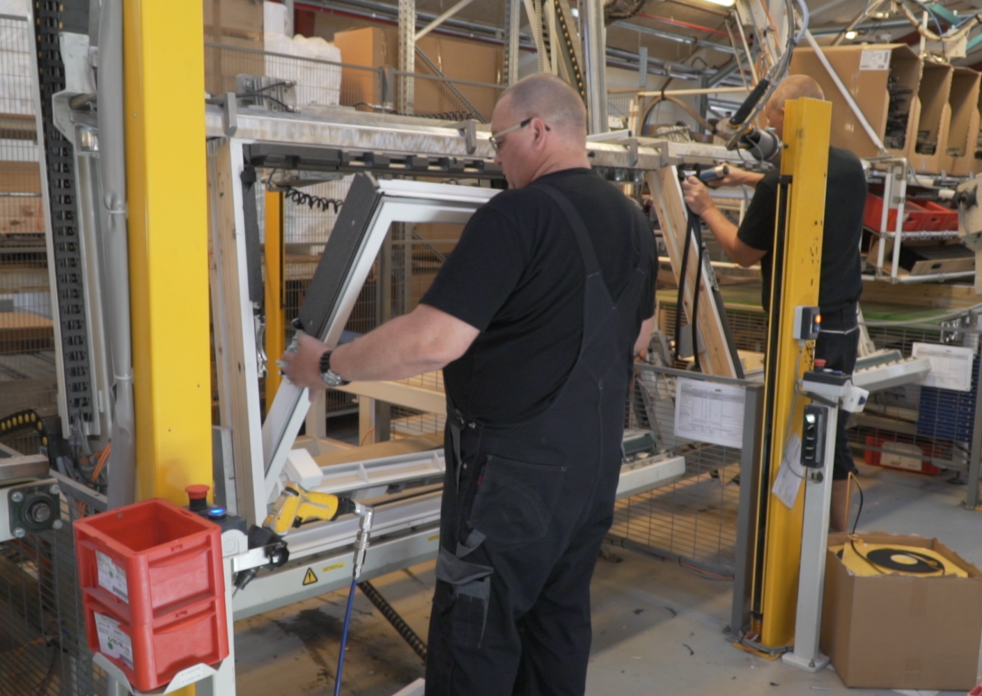 Het VELUX dakraam van gereclaimed hout wordt geassembleerd Het VELUX dakraam van gereclaimed hout wordt geassembleerd