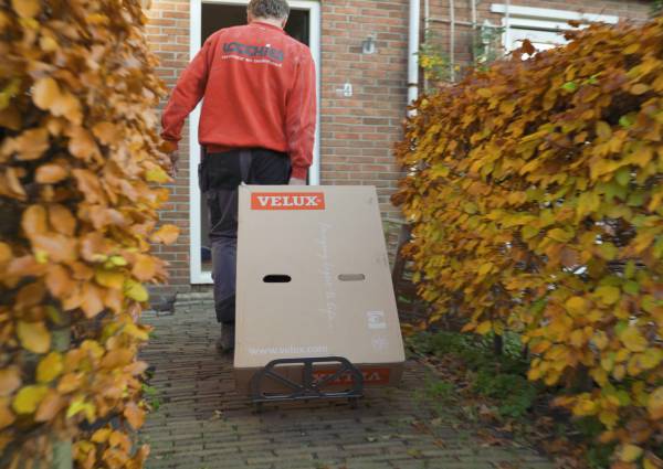 Velux tuimeldakraam van gereclaimed hout wordt aangevoerd