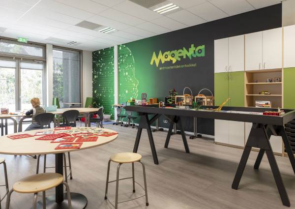 IKC Magenta. Op de vloer: Allura Wood van Forbo Flooring