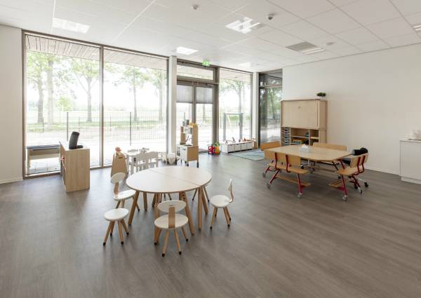 IKC Magenta. Op de vloer: Allura Wood van Forbo Flooring