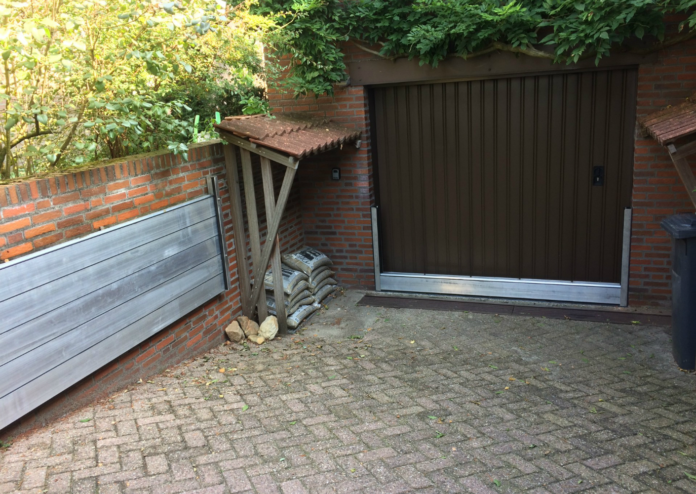 Laaggelegen garage met aflopende inrit, met ESEP schotbalken Laaggelegen garage met aflopende inrit, met ESEP schotbalken