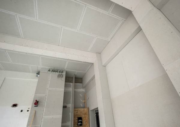 Slimme wandoplossingen voor het bekleden van plafonds of hellende dakvlakken