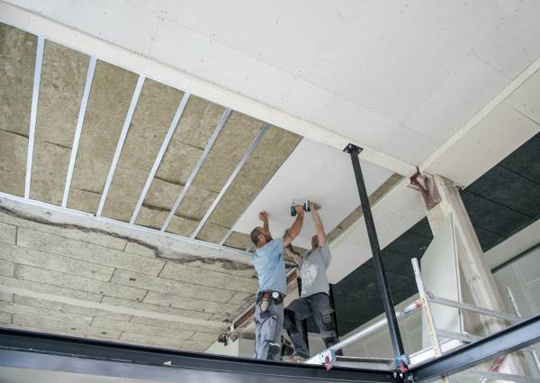 Slimme wandoplossingen voor het bekleden van plafonds of hellende dakvlakken