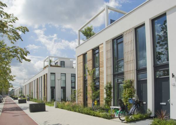 Kunststof kozijnen met SOFTLINE 82 NL in 47 energieneutrale woningen 