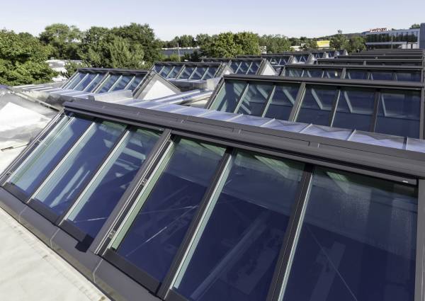 Kantoorloft met hemelzicht: Renson zonwering voor lichtstraten van VELUX