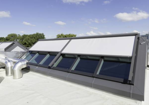 Kantoorloft met hemelzicht: Renson zonwering voor lichtstraten van VELUX