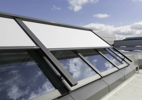 Kantoorloft met hemelzicht: Renson zonwering voor lichtstraten van VELUX