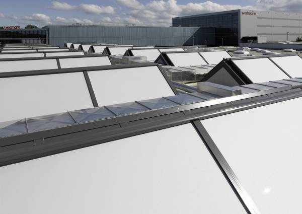 Kantoorloft met hemelzicht: Renson zonwering voor lichtstraten van VELUX