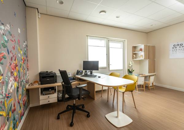 Kledingzaak omgetoverd tot 'bloemige' huisartsenpraktijk 