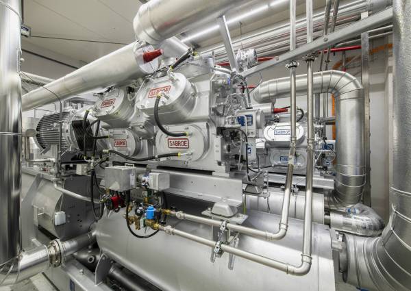 Innovatieve compacte industriële warmtepomp met waterkoeler produceert gelijktijdig heet en koud water 