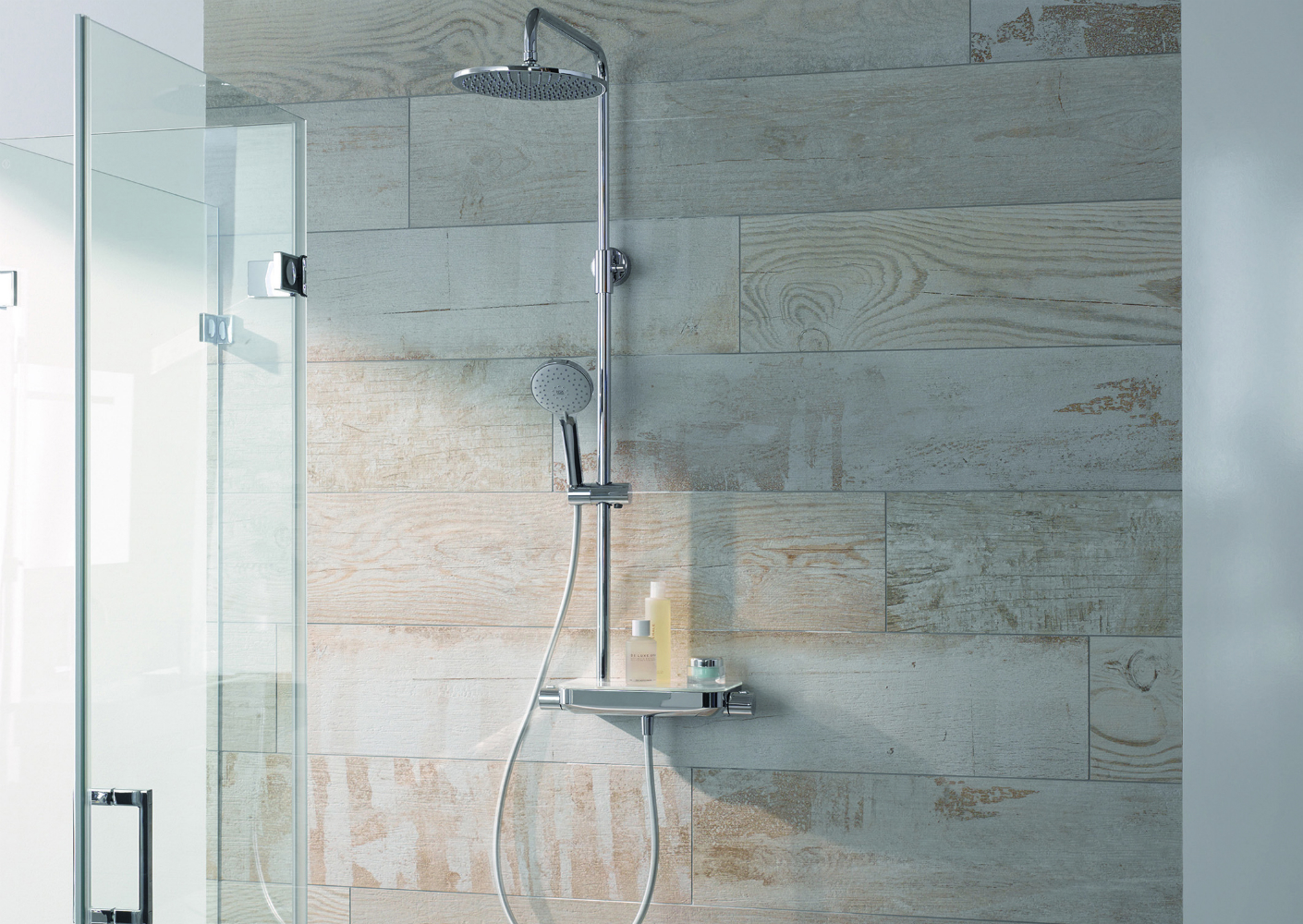 AquaTray: design-armatuur met glasplanchet AquaTray: design-armatuur met glasplanchet