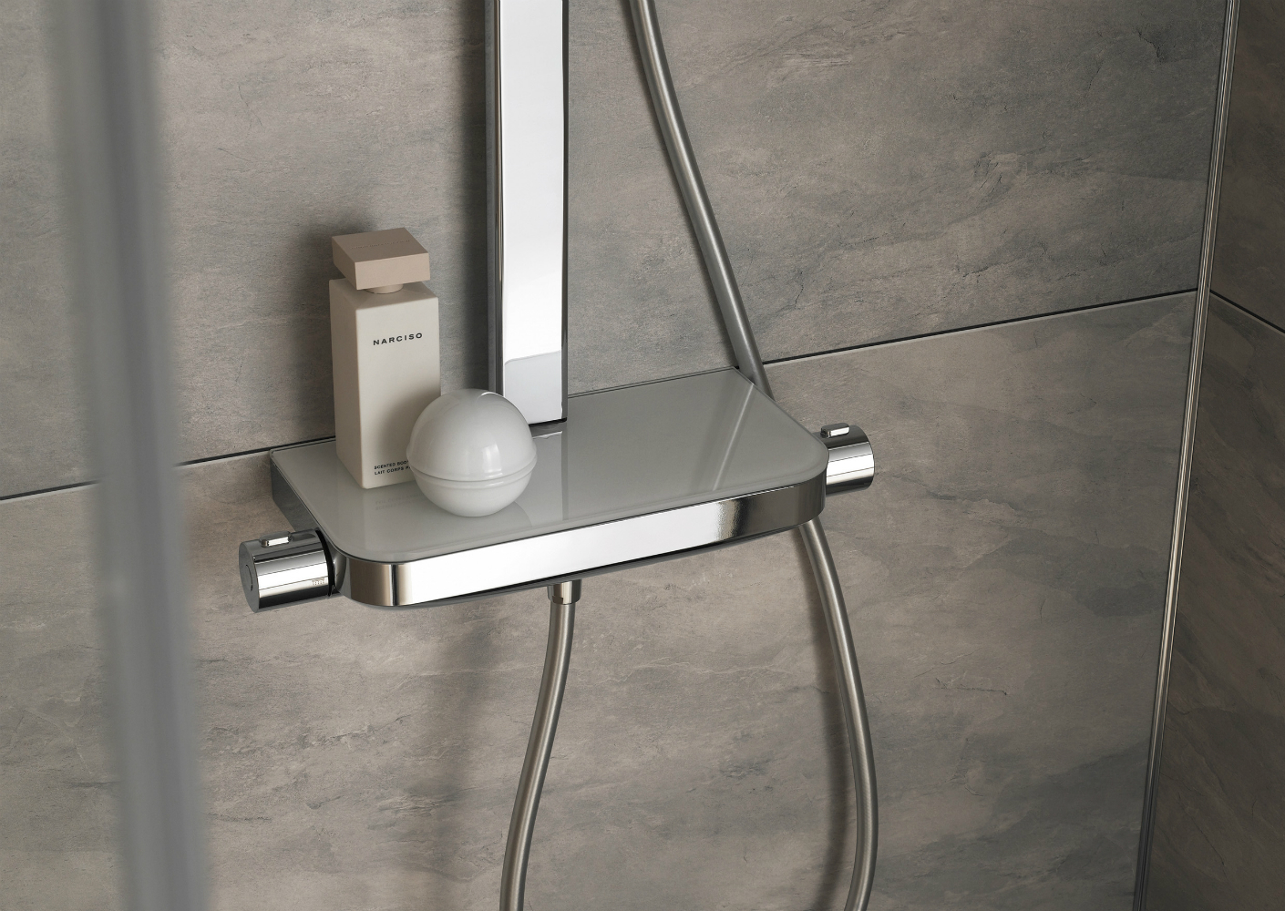 AquaTray: design-armatuur met glasplanchet AquaTray: design-armatuur met glasplanchet