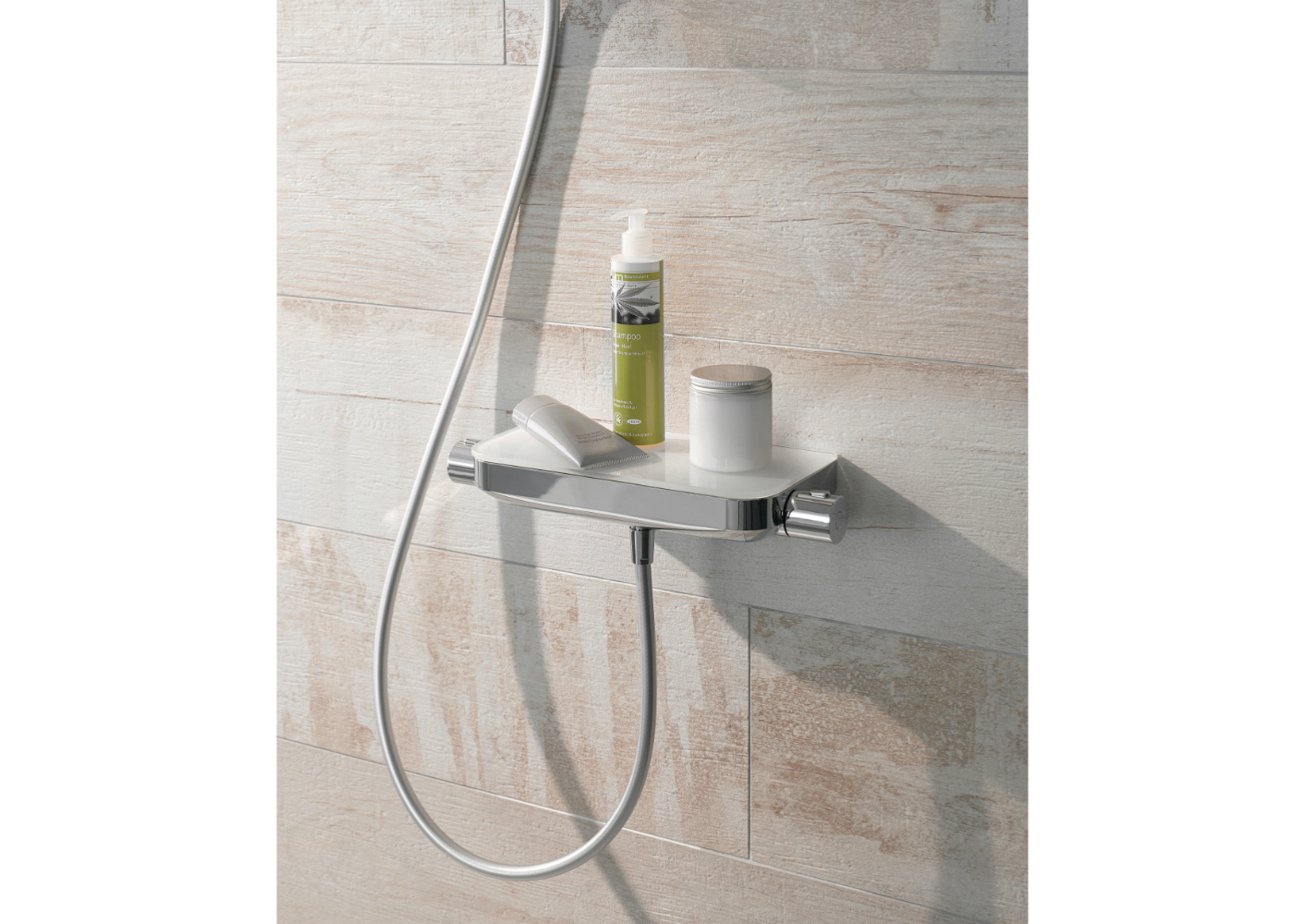 AquaTray: design-armatuur met glasplanchet AquaTray: design-armatuur met glasplanchet