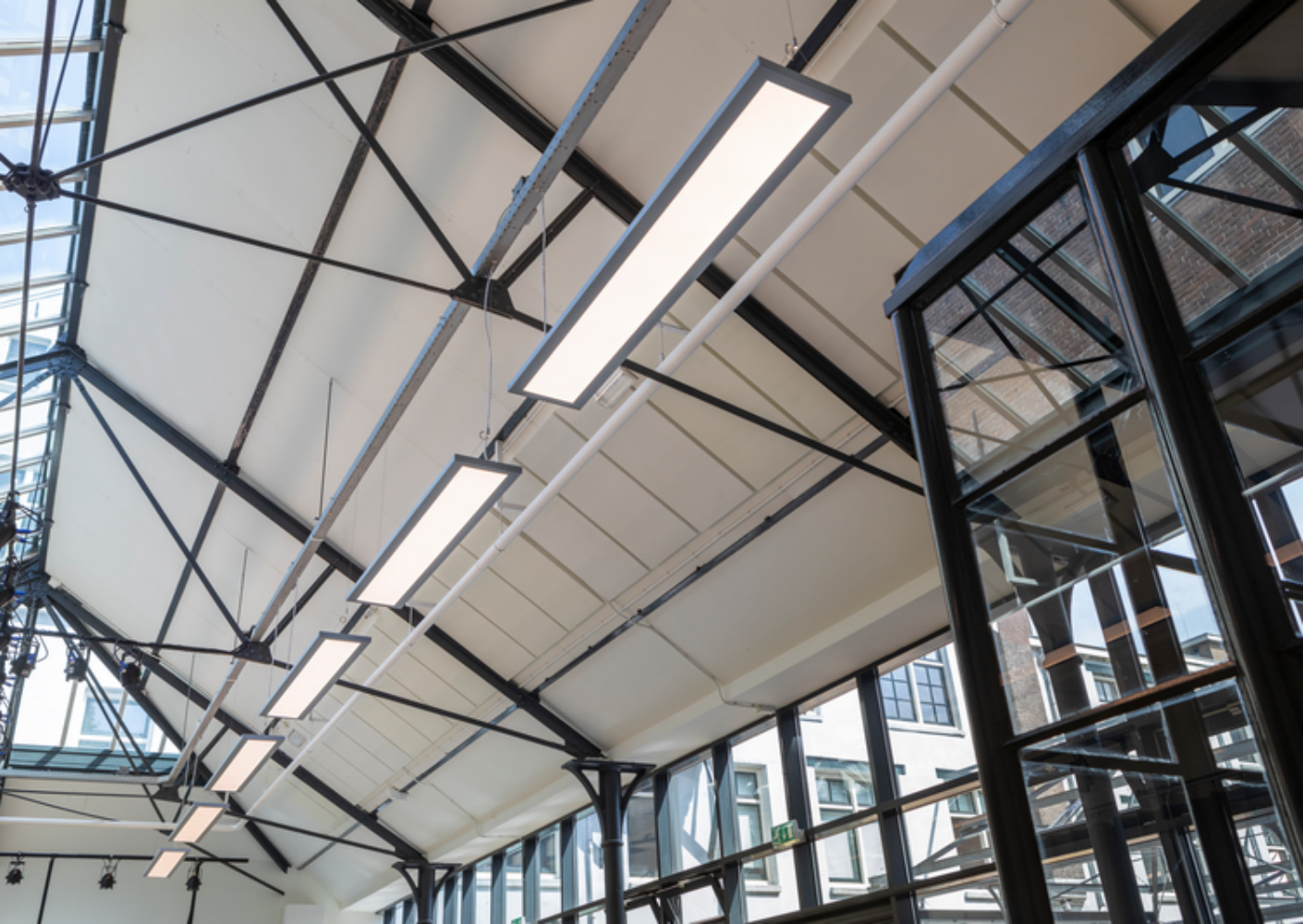 Beeldhouwen en dansen onder akoestische panelen bij Fluxus Zaandam Beeldhouwen en dansen onder akoestische panelen bij Fluxus Zaandam